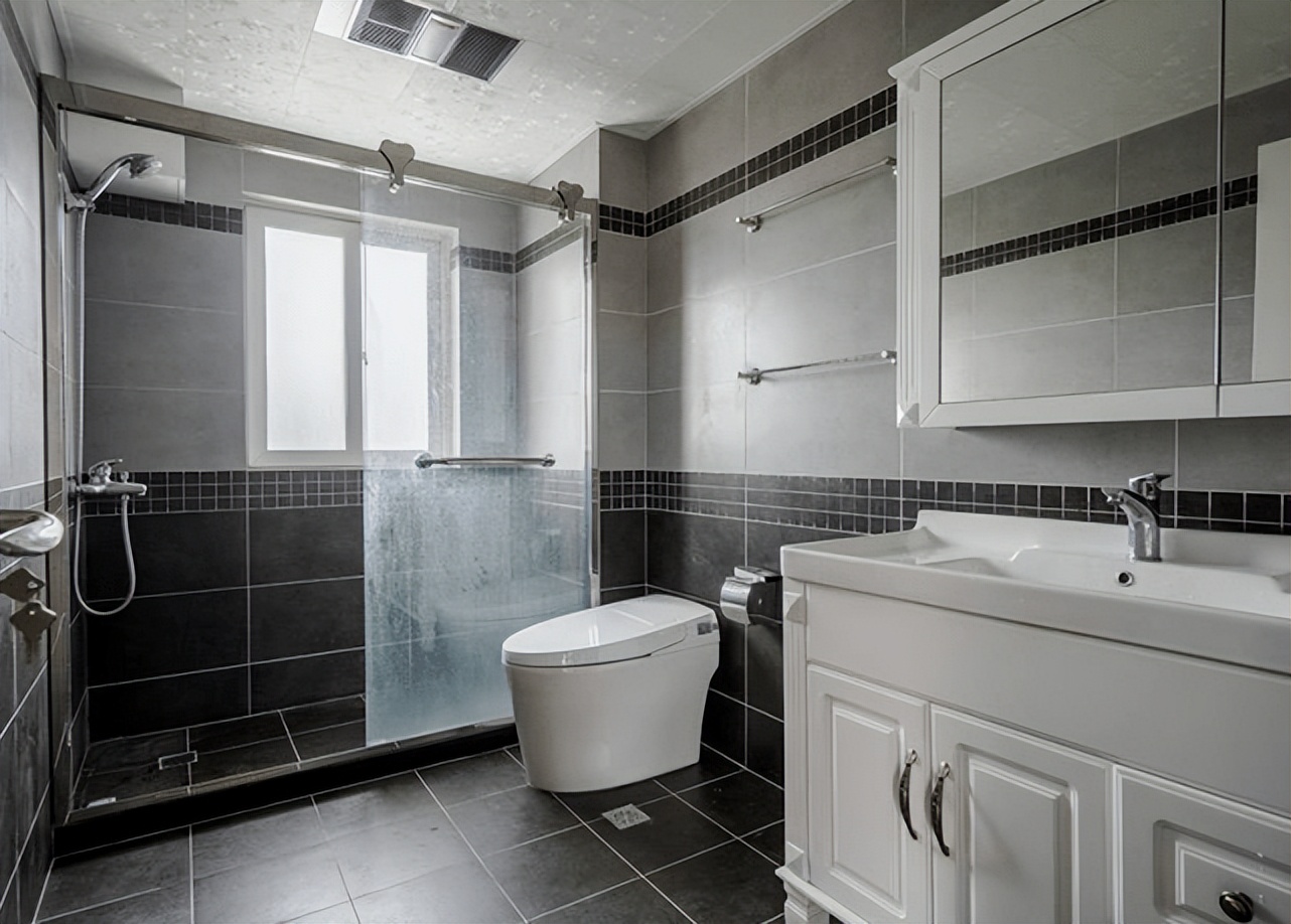 卫生间一洗澡就到处都是水怎么办,卫生间地板冒水怎么处理