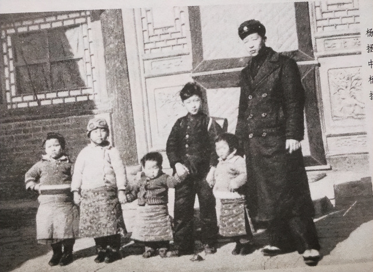 1949年，杨虎城死后3个月发现遗体，长子杨拯民扶柩，安葬在西安