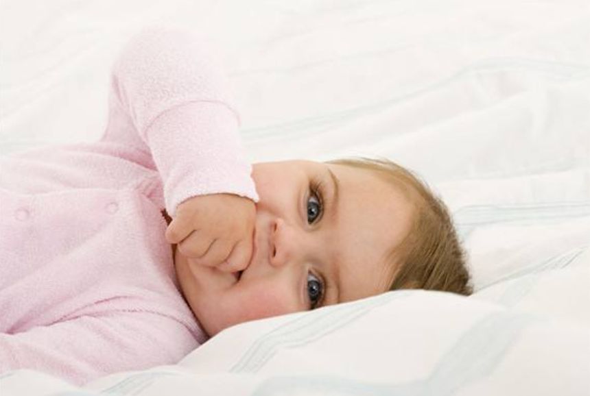 为什么宝宝特别爱踢被子,为什么宝宝睡觉老是踢被子不怕冷