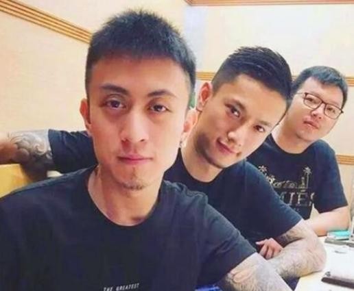 富2代张晓恩，为追网红豪掷3亿抛妻弃女，破产后网红补刀另寻新欢