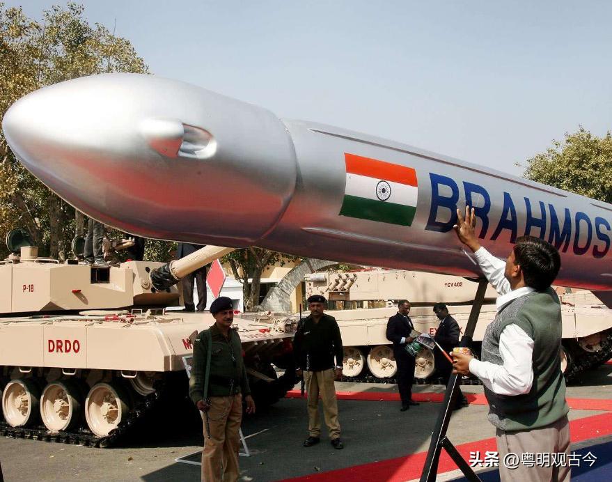 一架飞机花12亿美元，被外国轮着坑，印度是如何成为*火军**韭菜的？