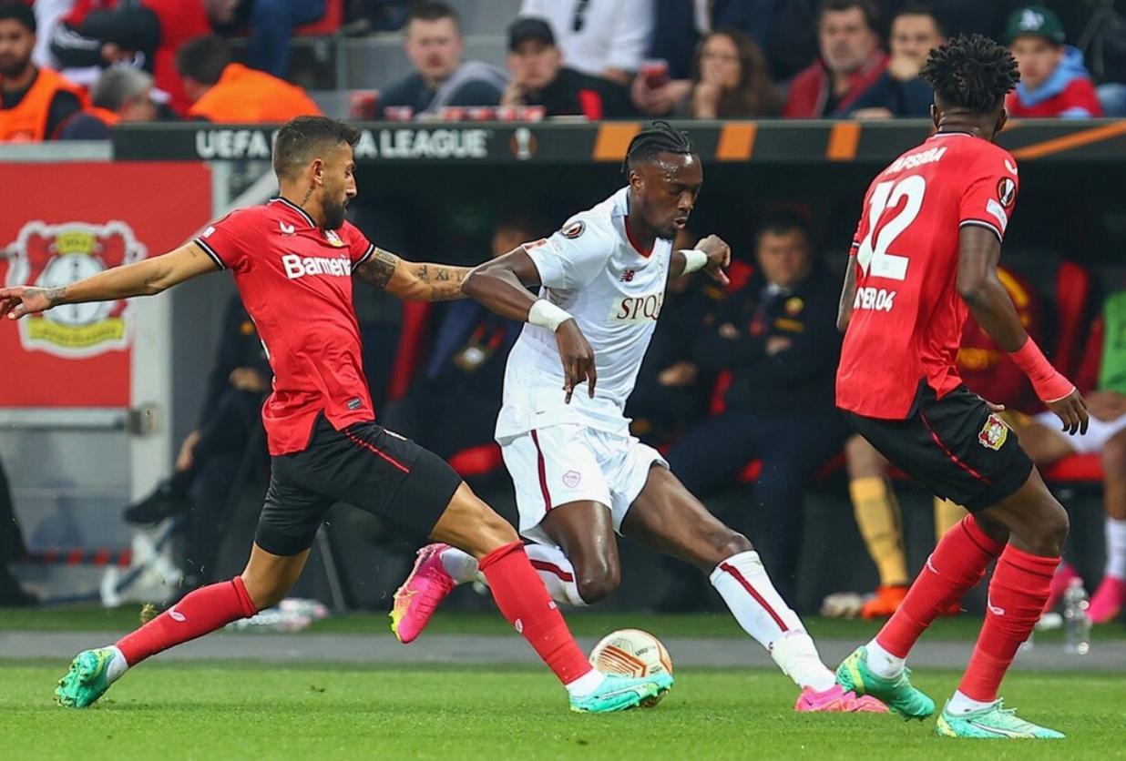 0-0！穆里尼奥神了，杀入决赛，阿兹蒙错失绝杀，抱头不敢相信