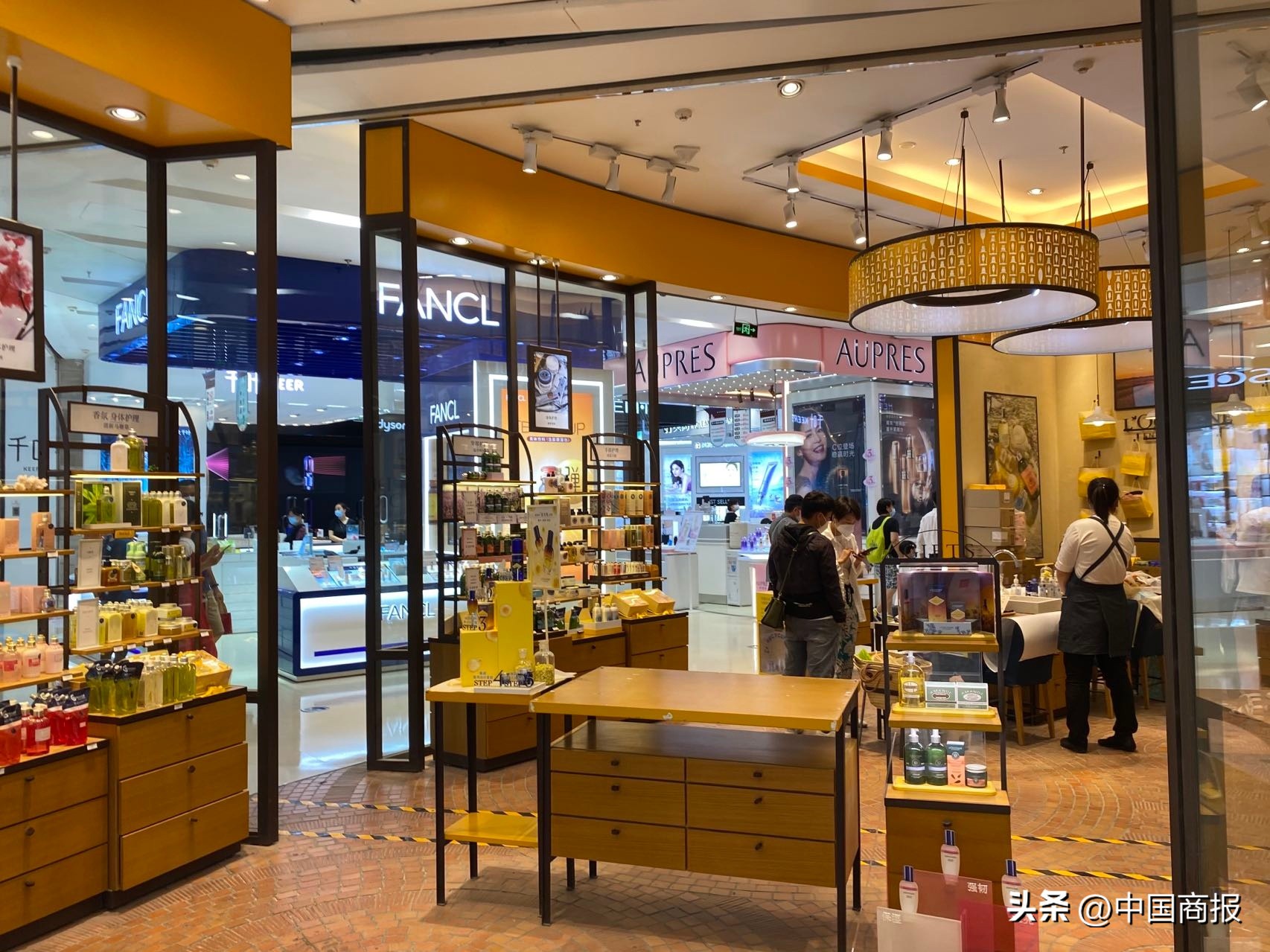 砍掉线下门店、孵化新项目,跨国化妆品巨头的“退”与“进”