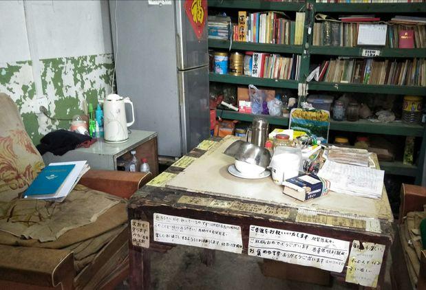 身穿15元鞋子老人向社会捐款1000万,老人穿15元鞋给家乡捐款1000万