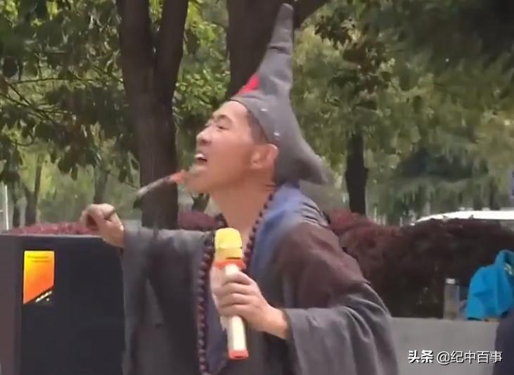 男子街头乞讨赚1000万,男子街头手擦烧红铁链卖药