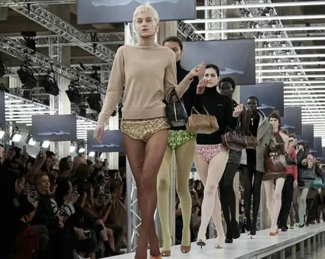 董洁黄色裙子黑色裤子,董洁穿钻石短裤引热议