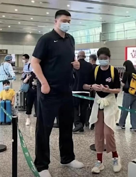 姚明和姚沁蕾身高近1米8,姚明12周岁的女儿姚沁蕾身高