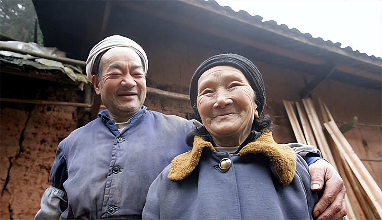 漂亮寡妇偷吃“*果禁**”，携19岁小伙隐居深山50年，创造了人间奇迹