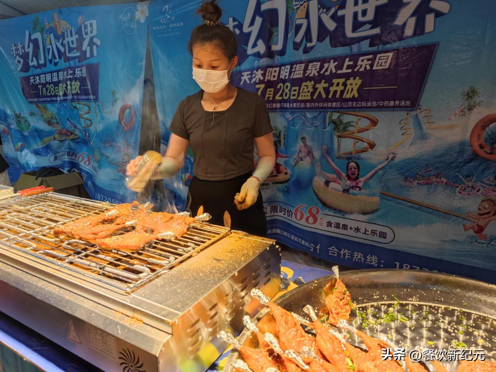 日入3000，江西00后女子摆摊卖烤兔腿，因高颜值走红，被众人围观