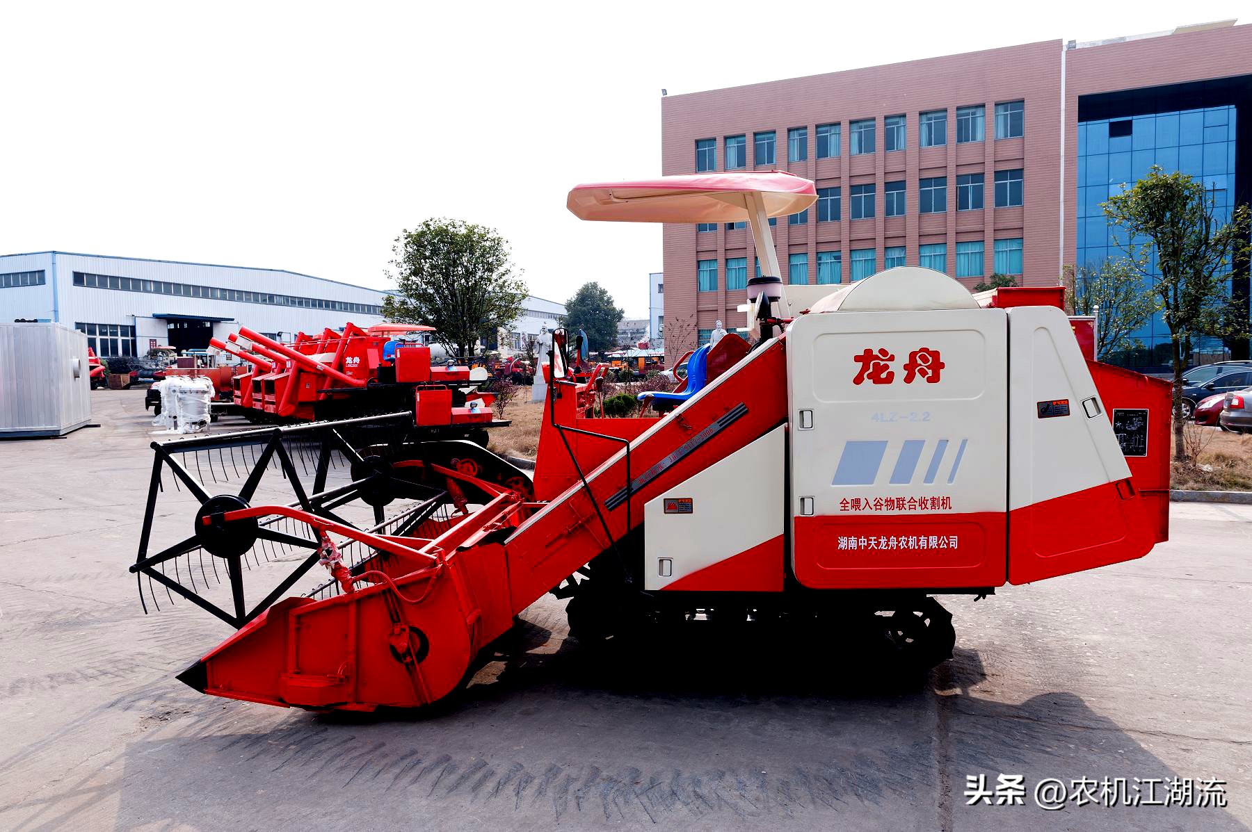 水稻收割机视频和介绍,大型水稻收割机的技术参数