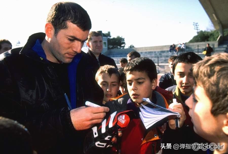 阿迪达斯猎鹰4足球鞋测评,阿迪达斯2024款猎鹰足球鞋测评