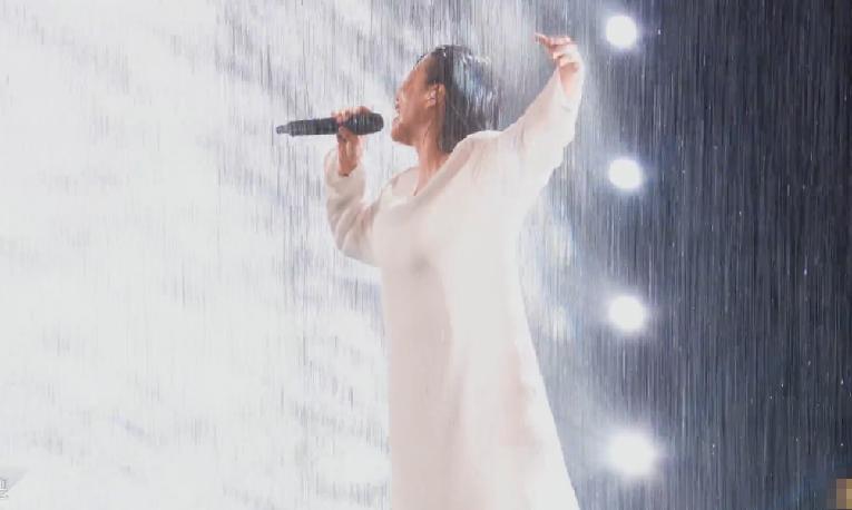 谭维维晚会唱功遭质疑,超女谭维维与尚雯婕现状