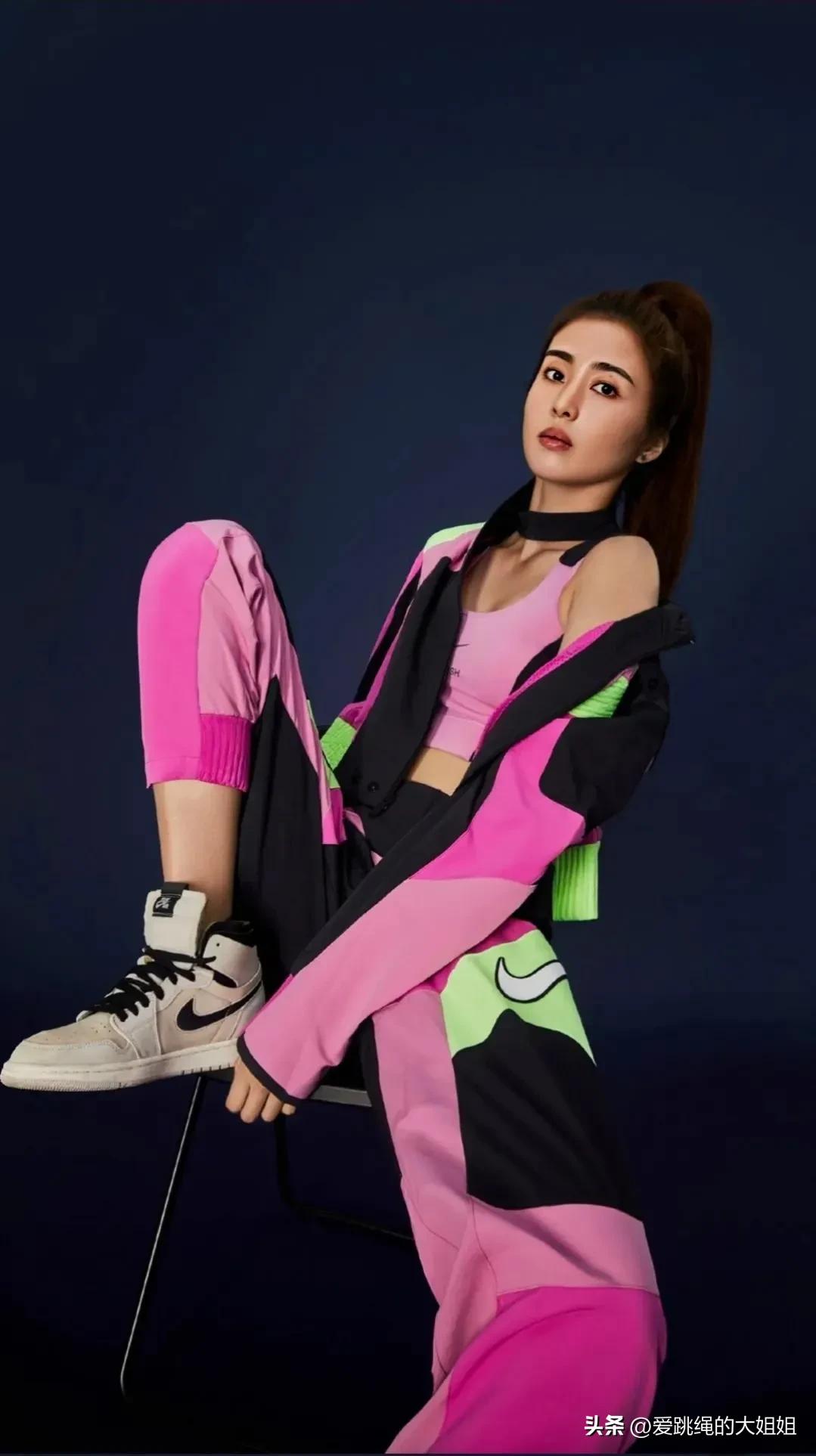 最美门将赵丽娜现身绿茵场,女足最美守门员赵丽娜