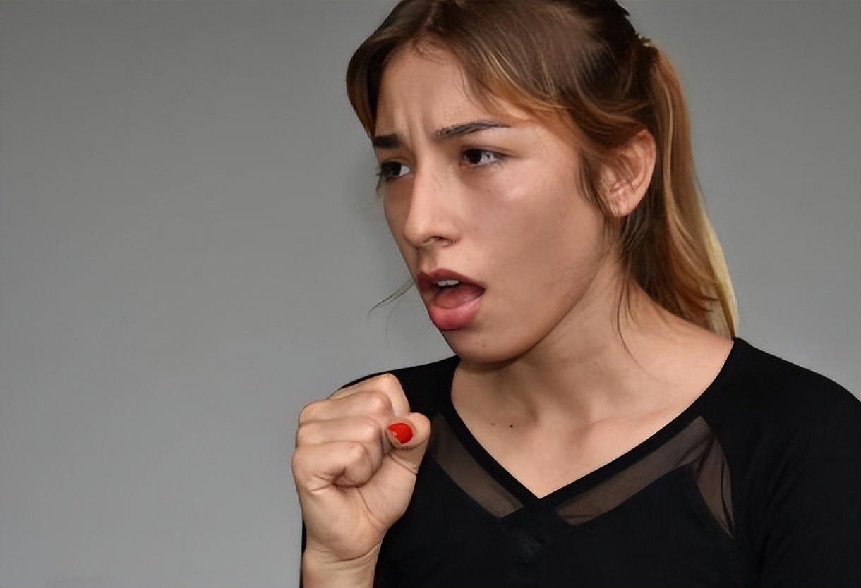 喉咙经常有炎症怎么回事,喉咙出现4个症状呼吸不畅