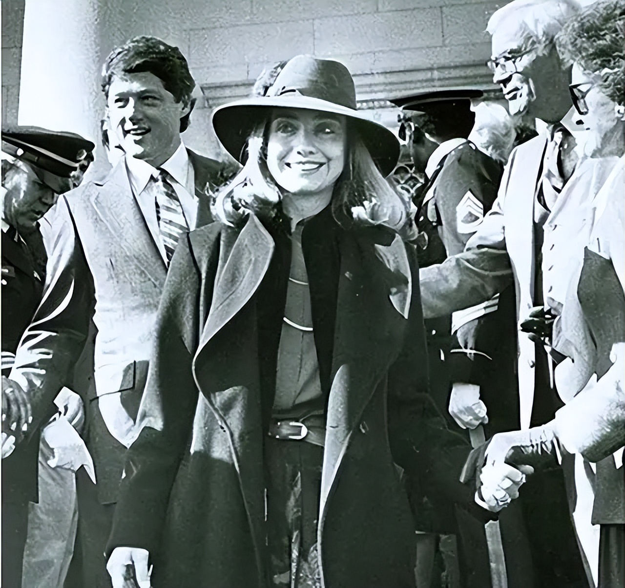 希拉里竞选丑闻,希拉里是怎样面对克林顿的出轨的