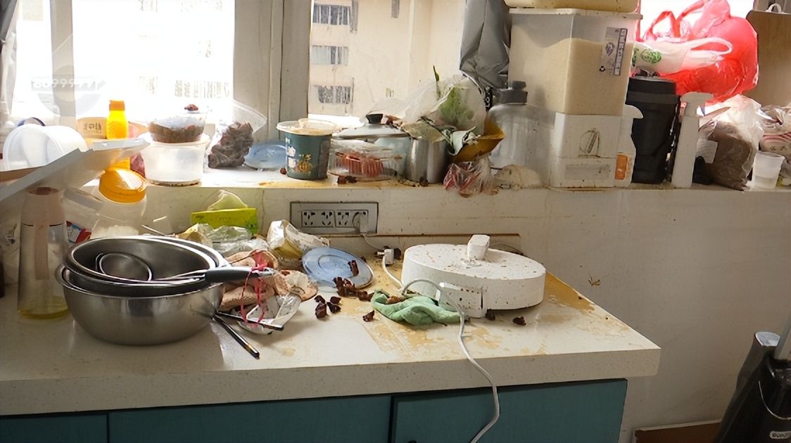 这可能是红烧肉最惊魂的一次！新买的压力锅炸了，厨房天花板碎一地