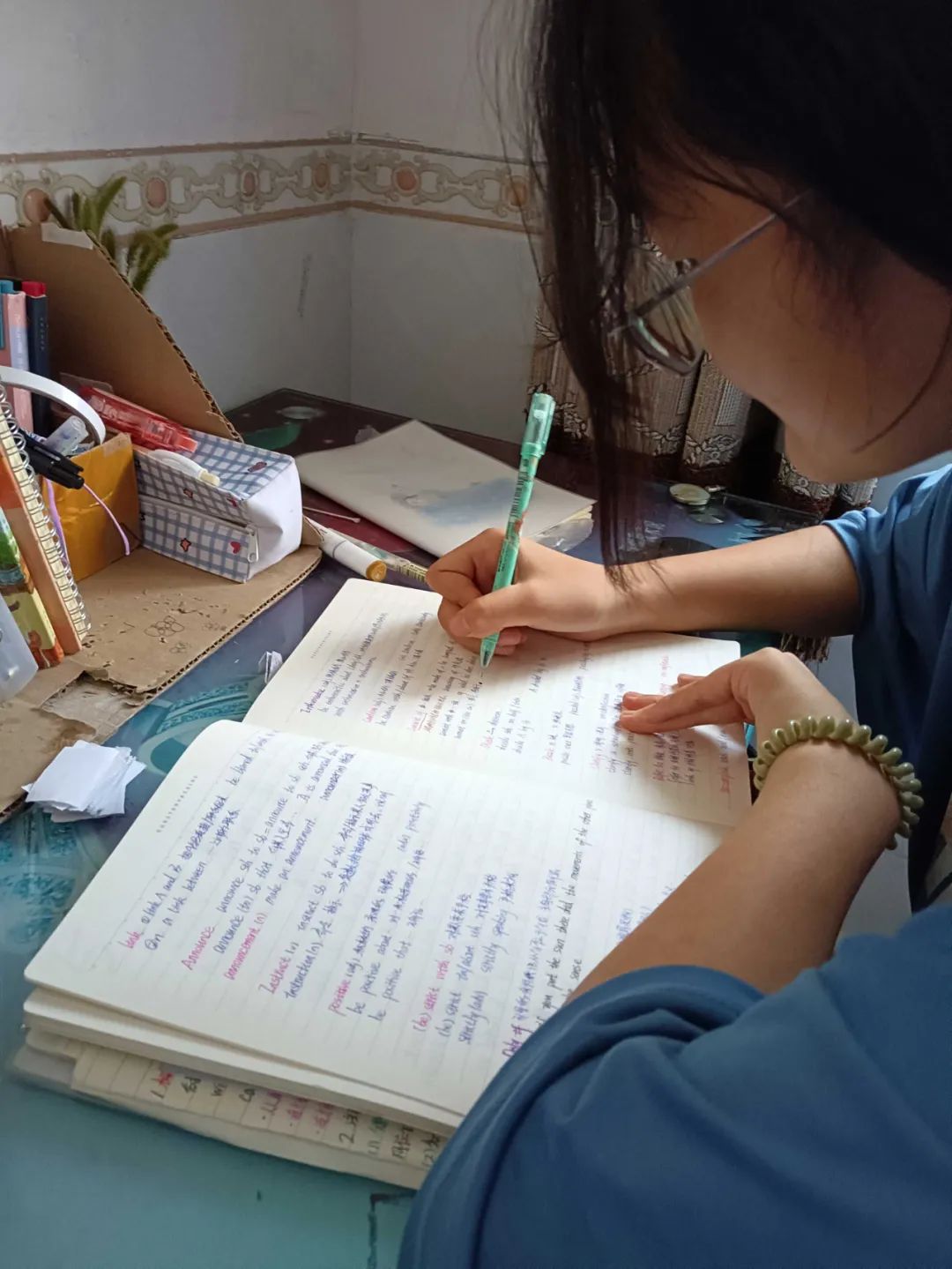 一家七口生活困难，19岁女孩高考后到餐馆打工：能挣一点是一点