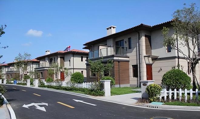 一名男子在海鲜市场买海螺，回家清理的时候发现包里有一个密封圈