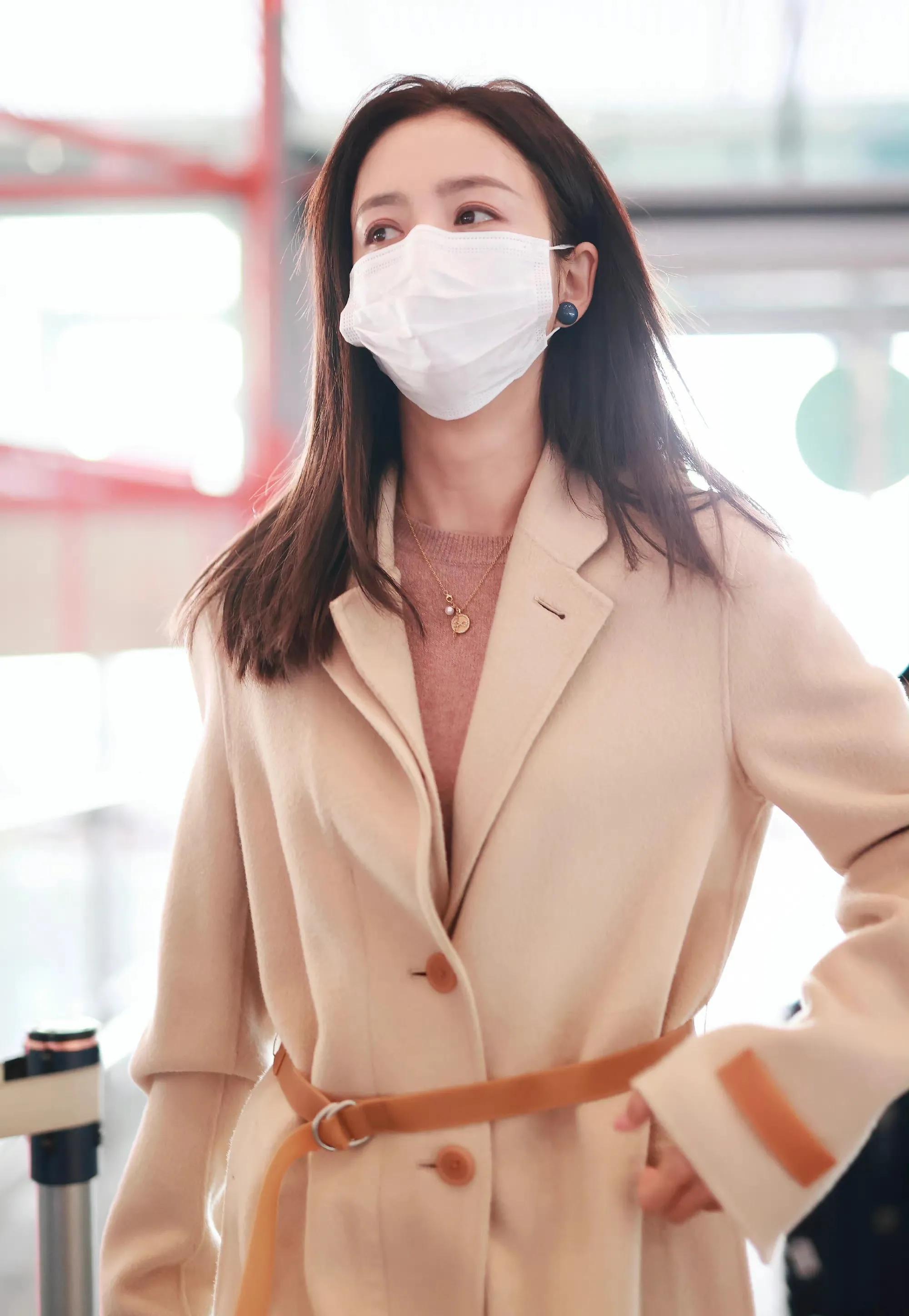 佟丽娅穿搭牛仔喇叭裤,佟丽娅连帽卫衣配大衣穿搭