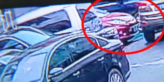 女子占道停车10多天车被铲车铲走,女子占小吃摊位停车20天