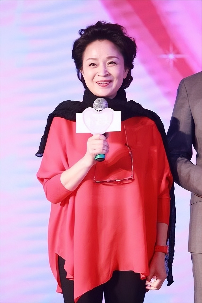 当64岁刘莉莉换了发型，才发现：微胖女人烫卷发，老了也能变洋气