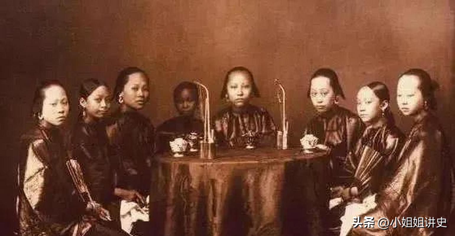 在饭桌前站24年的小妾，因儿及第有了座，出殡时儿躺棺盖：走正门