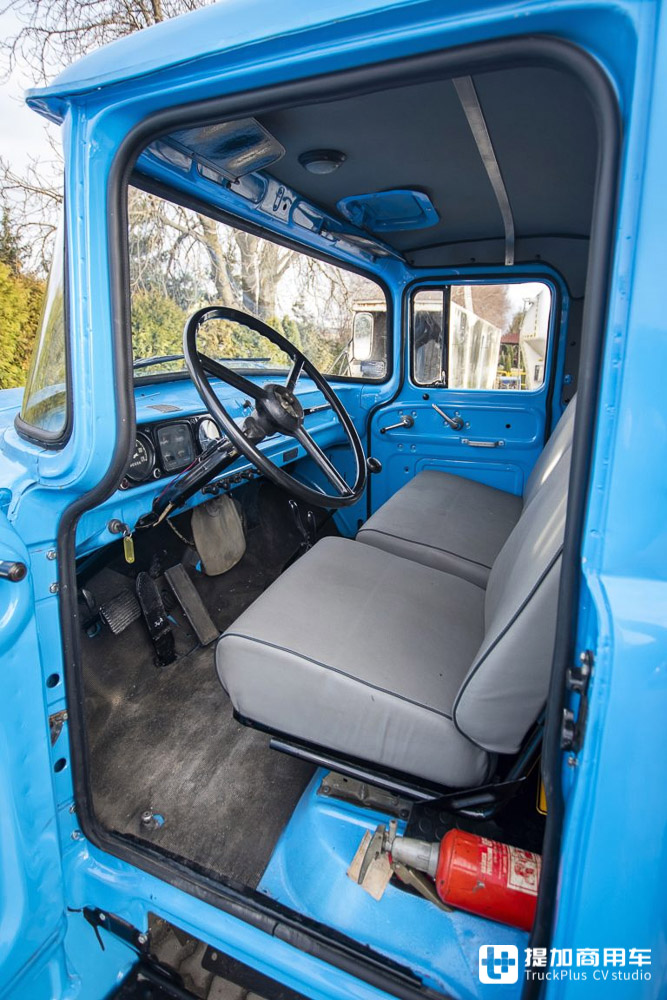 我军七十年代进口轻型卡车,吉尔zil-130