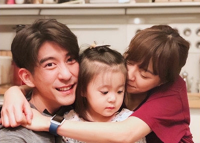 撩汉、乱认爸、男男接吻，这6位明星是没分寸感，还是“耍流氓”