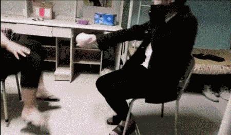 女孩子看起来外表美丽，其实裤袜已经掉到大腿根了！哈哈哈