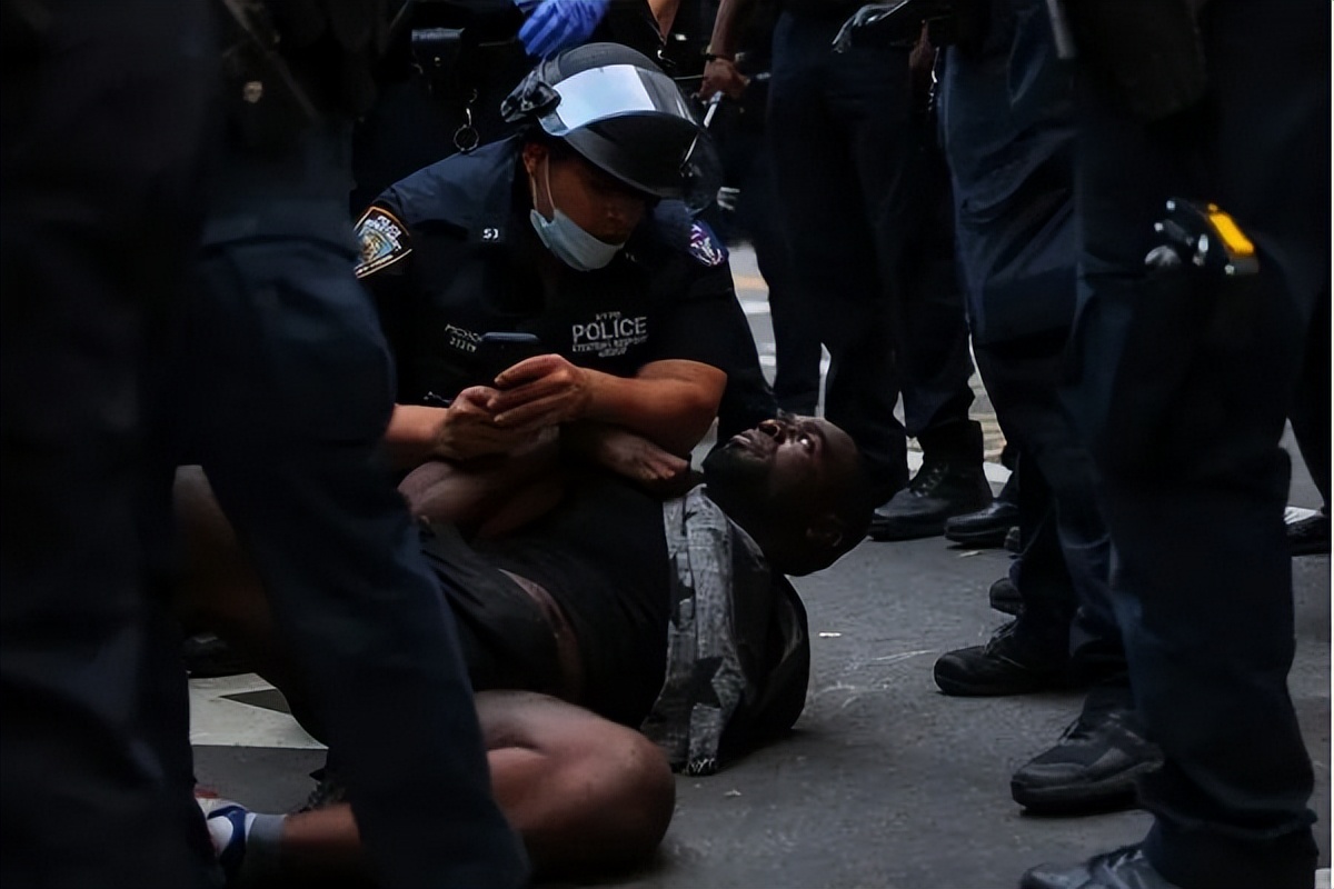 美国黑人，来历很凄惨，现状很悲催