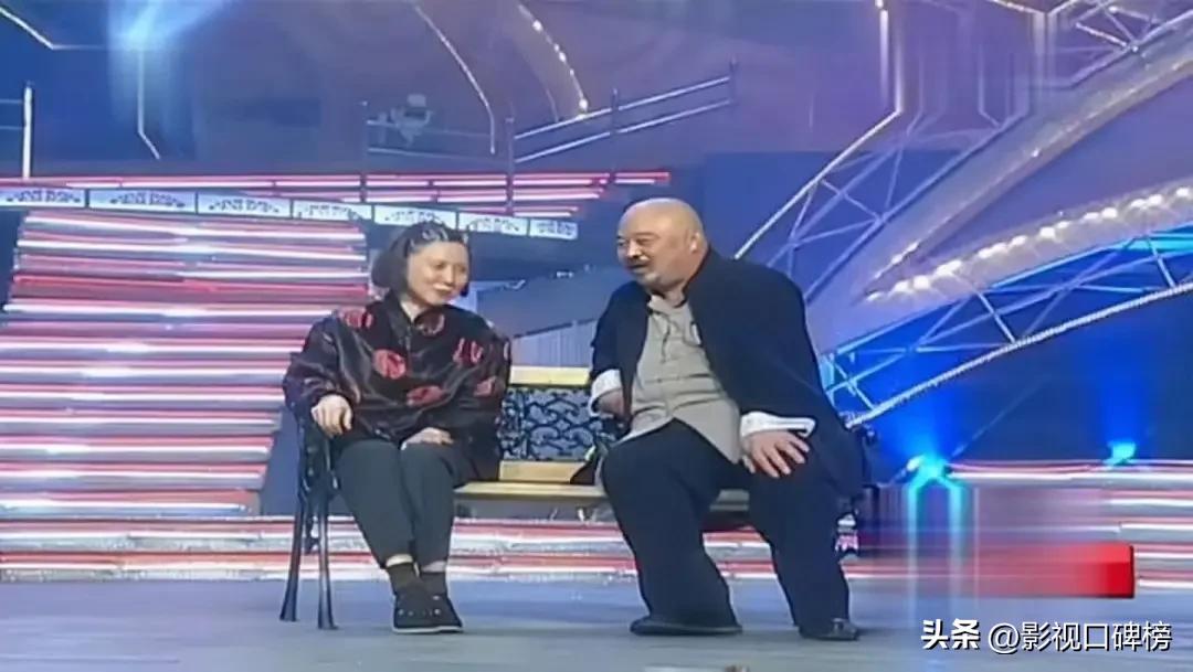 李琦家门口卖肉串视频,68岁演员李琦摆摊卖烤肉