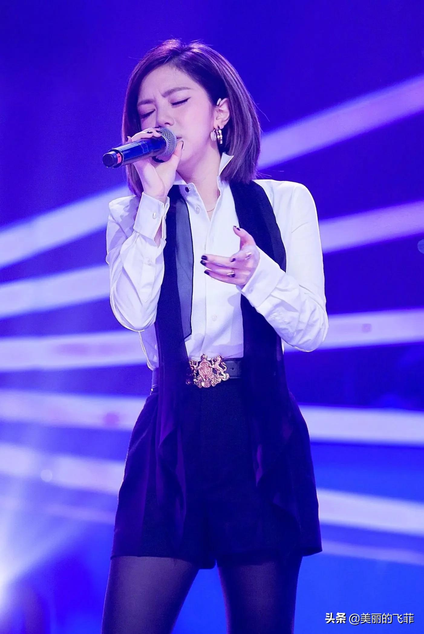 邓紫棋穿皮裤唱歌,邓紫棋穿裙子戴帽子唱歌