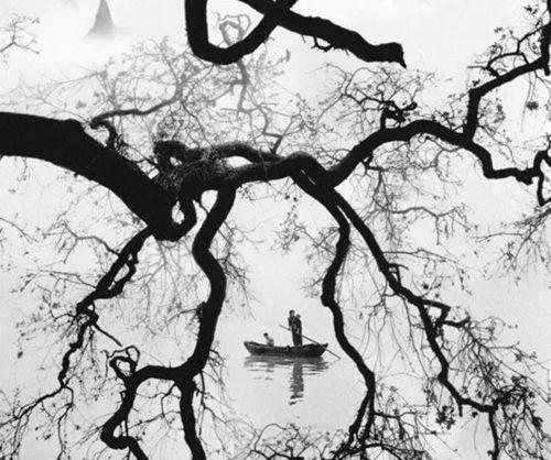 他是华人摄影界传奇，却迫于生计拍三级片…成为“情*电影色**大师”