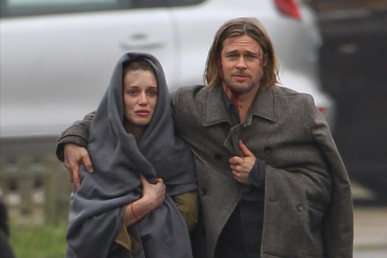 电影符码的空间词语性、再现形式的物象性，促使电影走向大众化