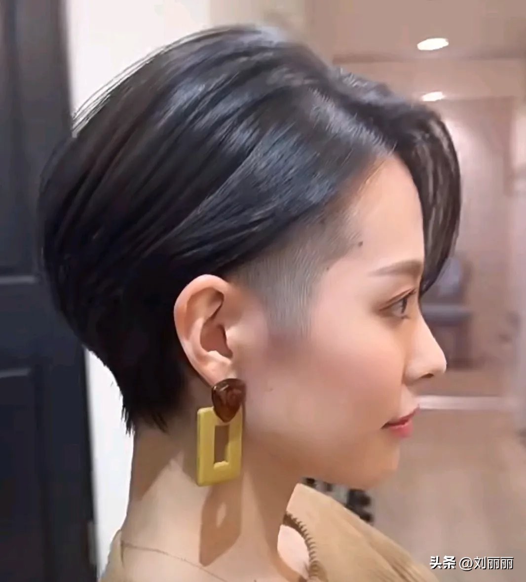 满头白发老年女性齐耳短发烫发,60岁妈妈白发短发最新发型