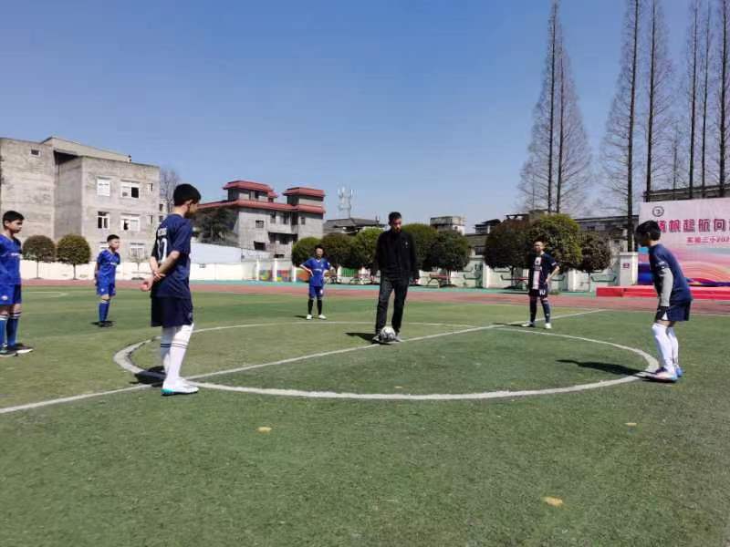 【名校教育】足球比赛展风采齐心拼搏共成长