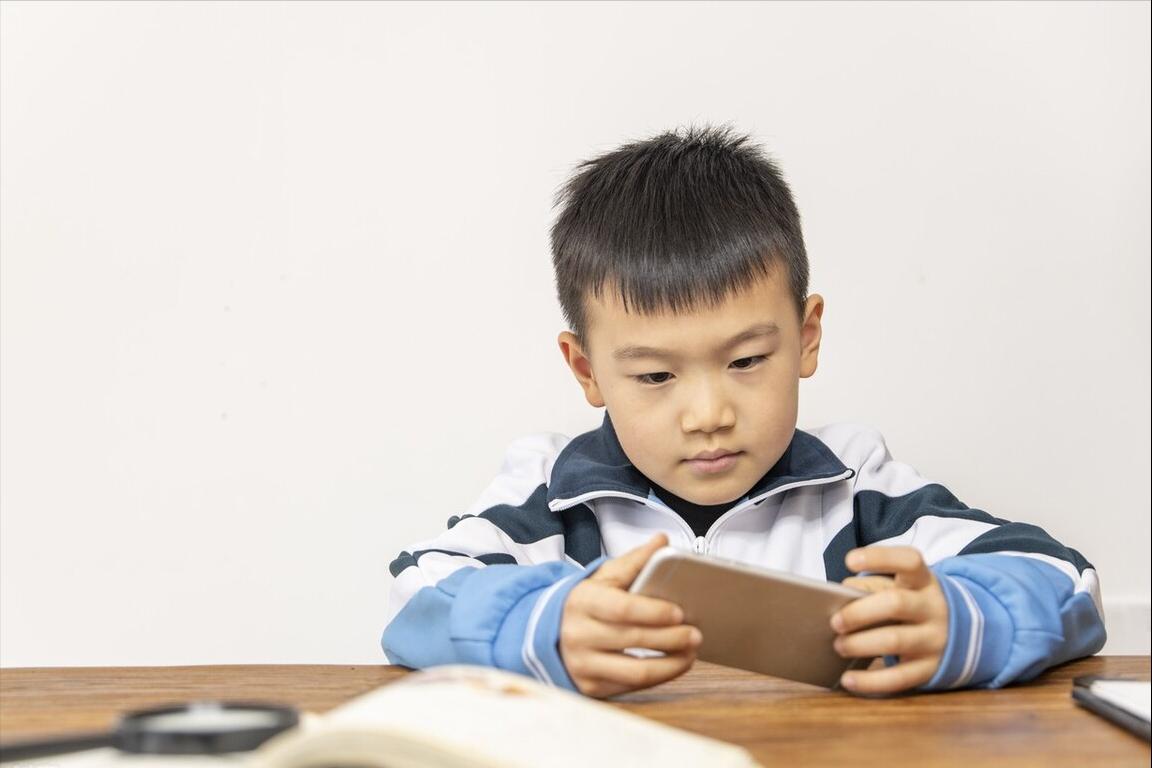 孩子爱玩手机咋办啊,孩子爱玩手机怎么办
