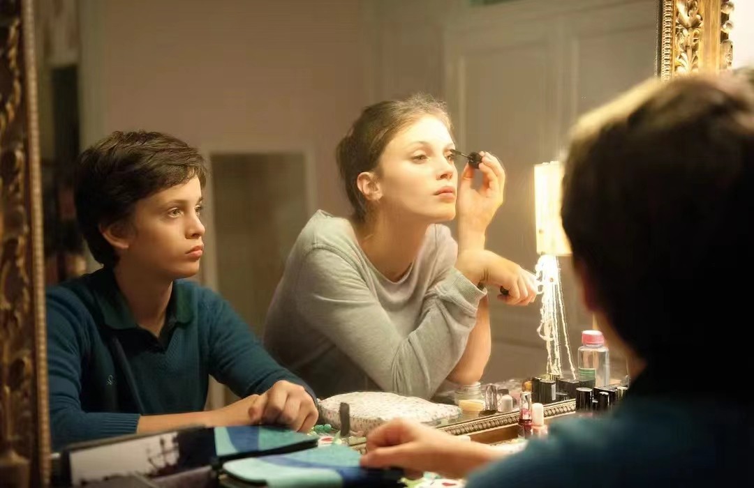 法国影片《花容月貌》以超现实的手法表达了什么？