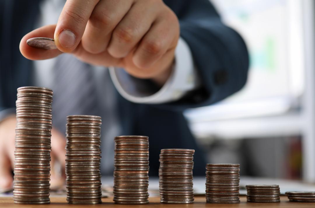 20岁小伙摆摊月入600背百万房贷,小伙月入6000背百万房贷卖的什么