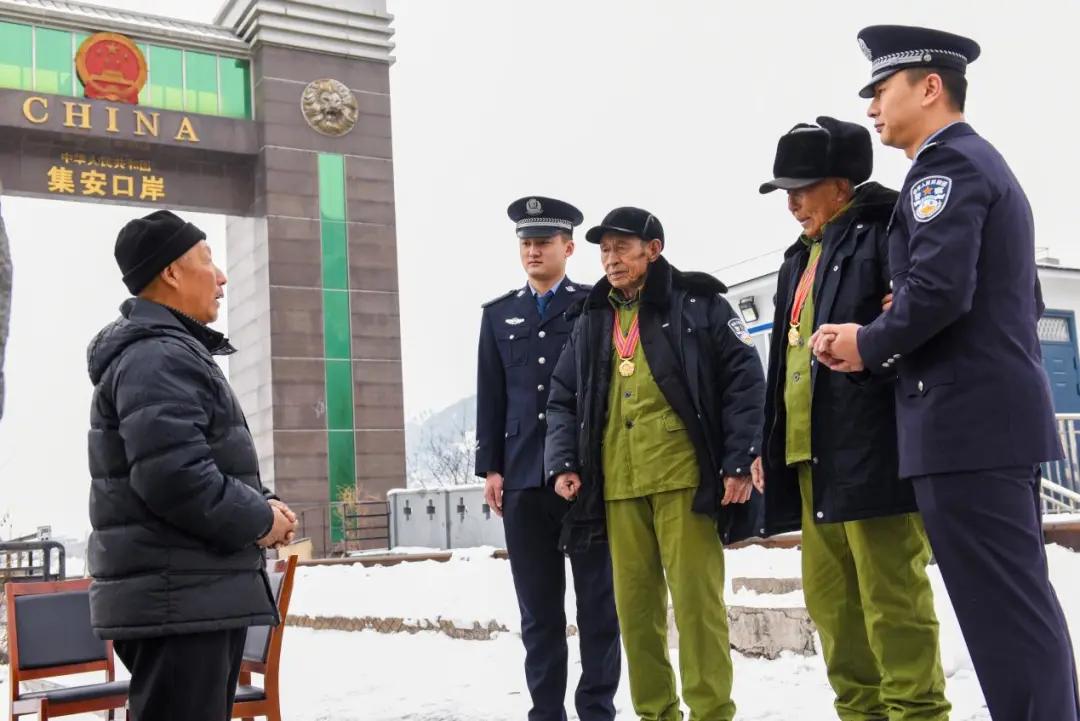 70多年后再次相聚，当年他8岁，他们18岁……