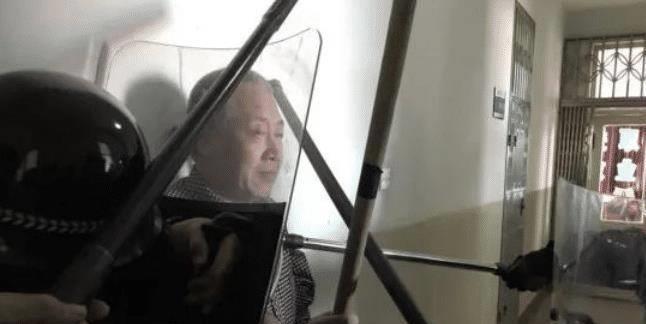 遇到有人行凶杀人把他打死违法吗,有人持刀威胁我打死他算犯法吗