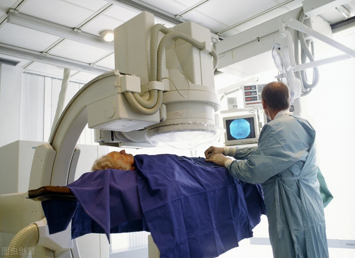 男子酒后说胳膊疼，医院检查心电图“无异常”，主任：赶紧抢救