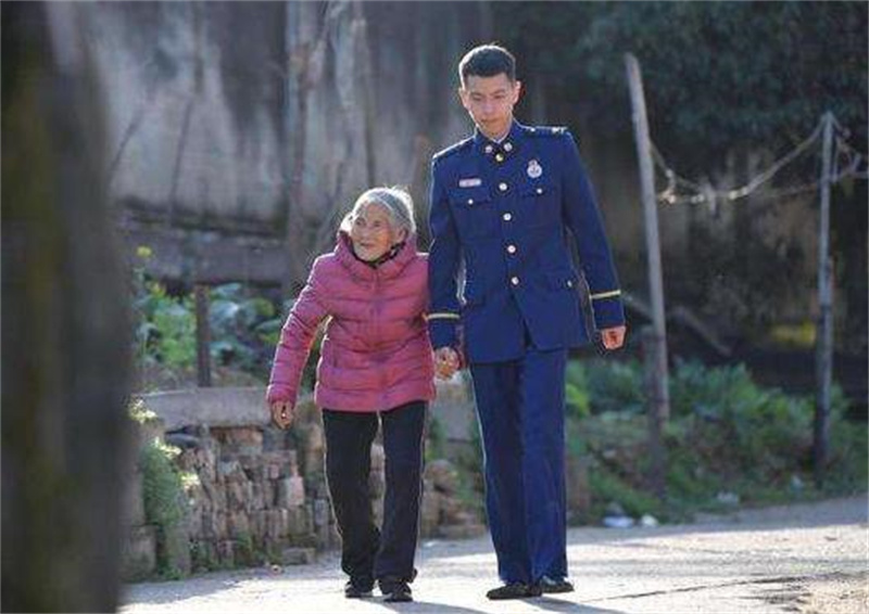 江西24岁小伙和82岁老太太婚纱照,江西25岁小伙跟老妈拍婚纱照