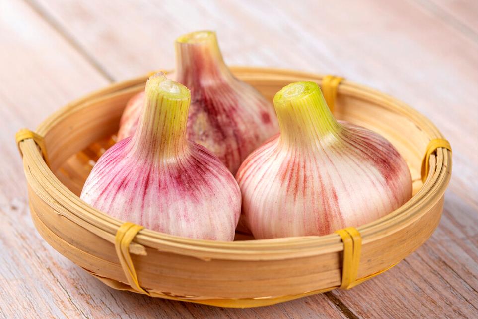 新蒜下来了,教你在家腌糖蒜,谨记1个窍门,糖蒜不辛辣更爽脆