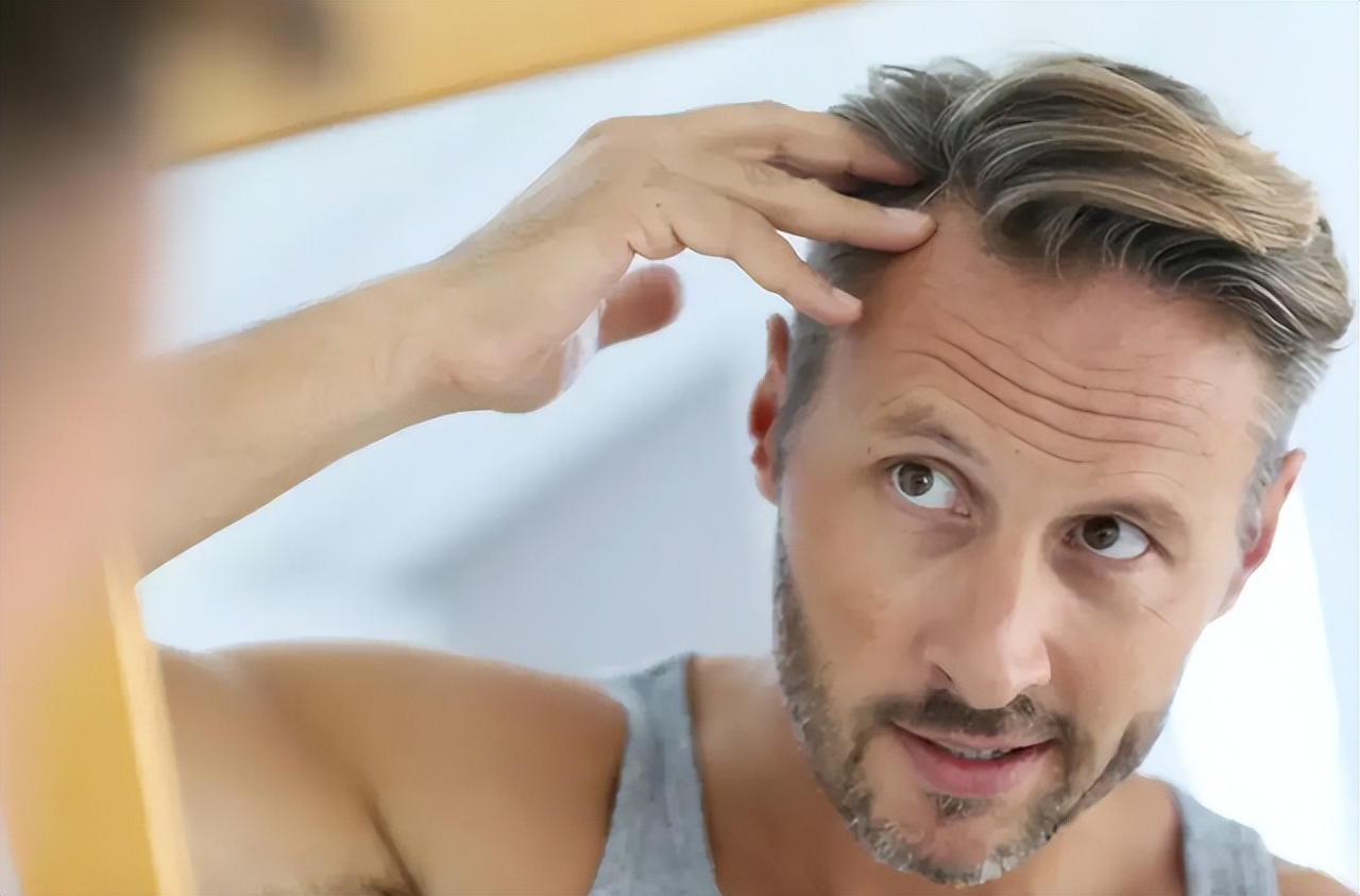 前额和后脑勺有白发,前额后脑勺长白发什么原因