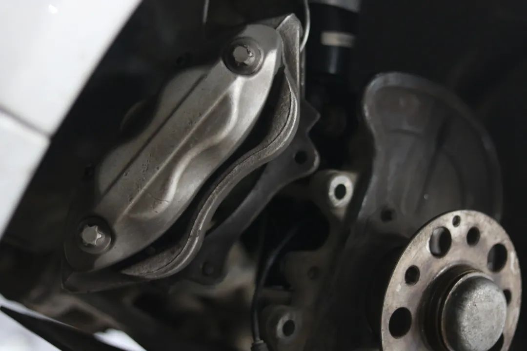 搞了辆“破烂不堪”的老款轿跑，进厂重造大翻新，满血复活变新车