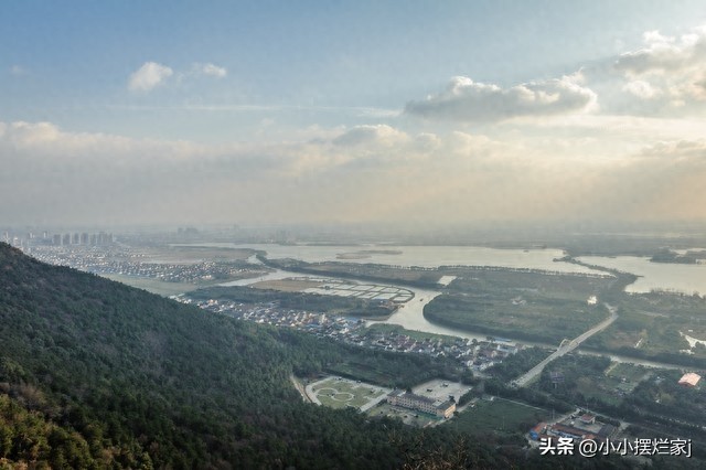 情侣在外面打闹,情侣被摄像机拍到