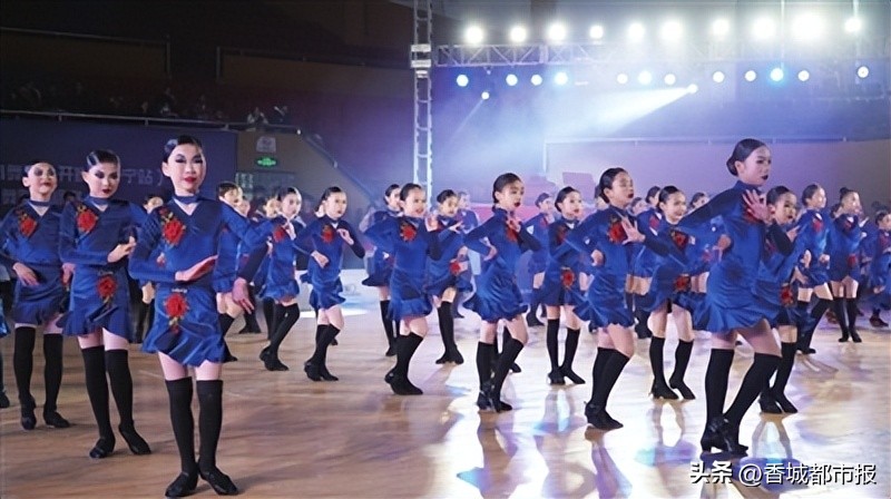 八百舞者咸宁争霸!“歌瑞亚杯”2023年湖北体育舞蹈公开赛(咸宁站)暨咸宁市第八届体育舞蹈锦标赛精彩开赛
