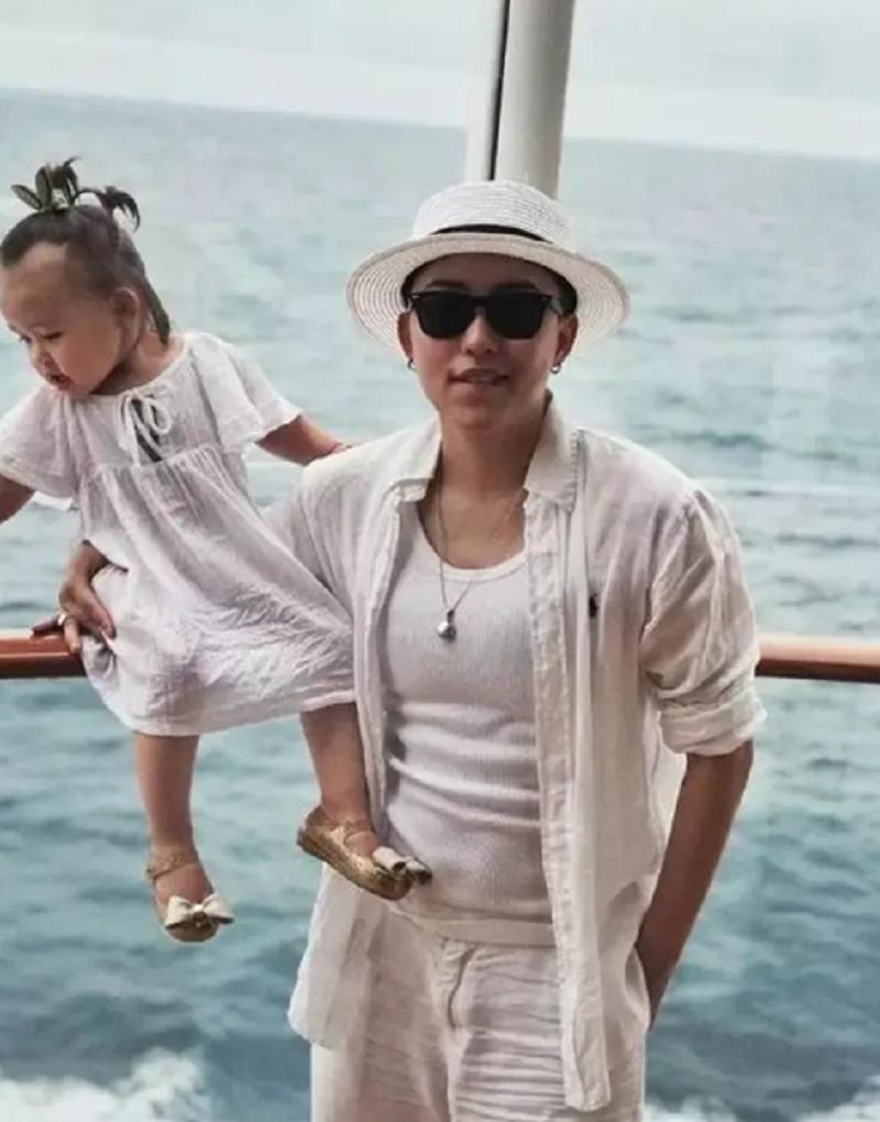 29岁单身女老板，花50万买精子，生下五国混血宝宝，如今怎样了？