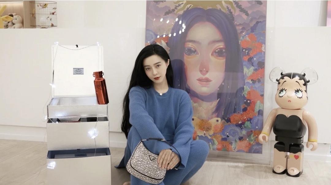 范冰冰穿连衣裙现身手上戒指抢眼,范冰冰现身机场秀红宝石戒指